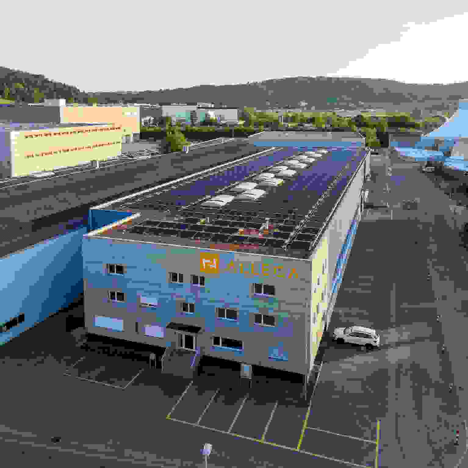 Das Flachdach des Industriegebäudes in Dagmersellen wurde mit einer Solaranlage ausgestattet.