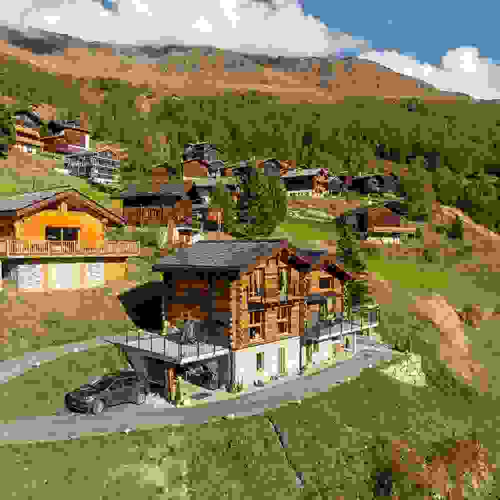 Die Struktur des Solardaches passt hervorragend in die alpine Region mit den berühmten Schieferdächer.