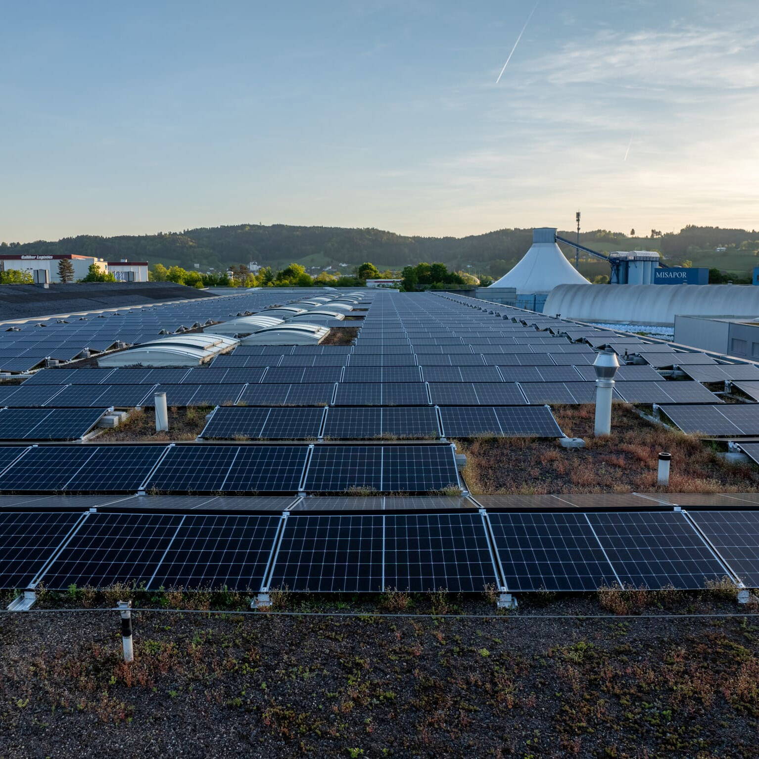 Die Flachdachanlage produziert eine grosse Leistung an nachhaltigem Strom.