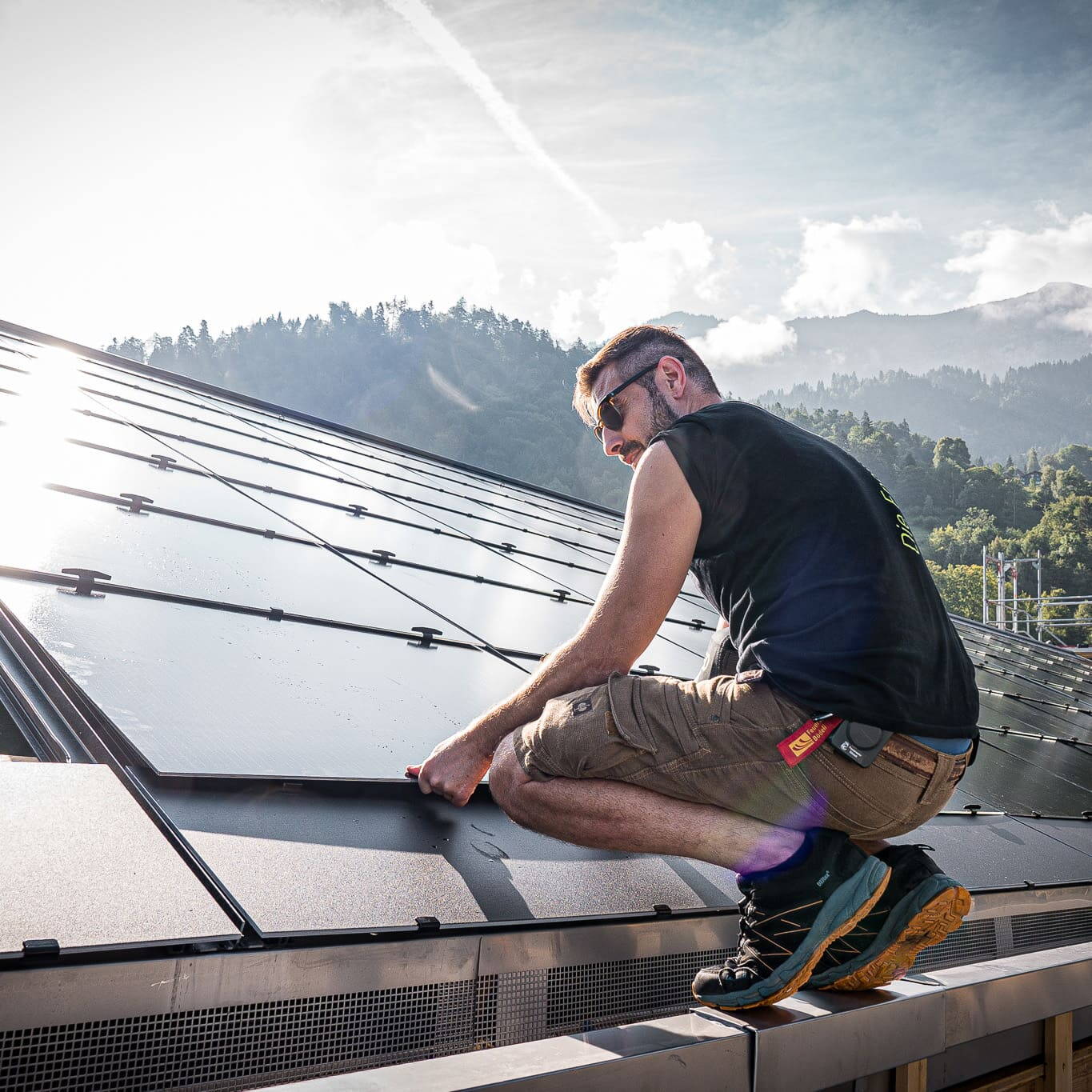 Das Solardach sorgt für Schutz vor Wind und Wetter Die Installation von einem Solardach muss professionell geplant und durchgeführt werden.