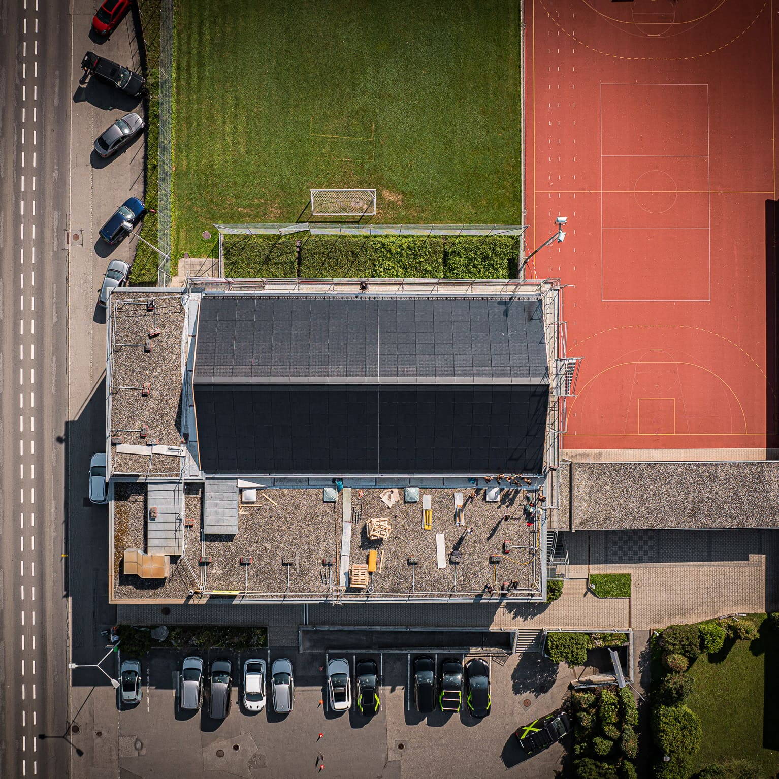 Baufortschritt: Das Solardach ist fertig. Bereits vor dem Mittag war das Dach gedeckt.