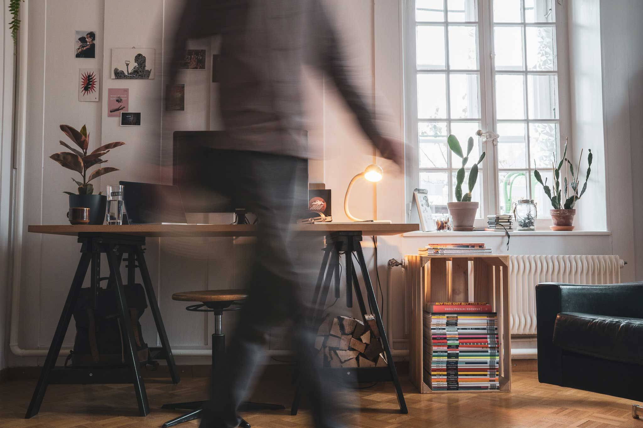 Werde Design Büro Das Büro sollte ein Ort sein, in dem man Zeit verbringen will, auch gut nicht an die Arbeit denken und der deine Kreativität fördert. Werde Design arbeitet in Bern, im Home Office oder auch von unterwegs (mit dem Zug, wenn möglich).