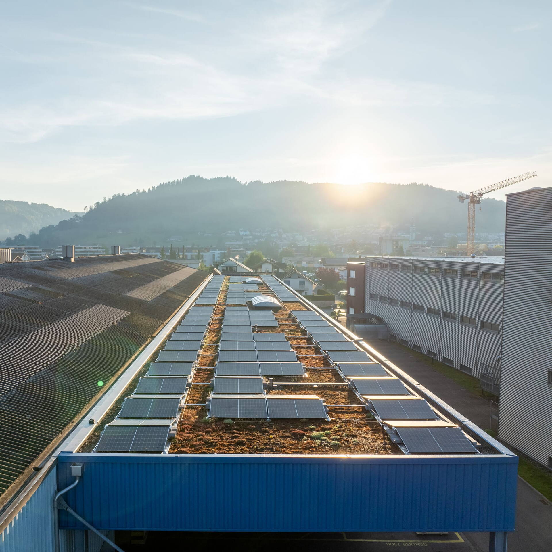 Auch das zweite Flachdach des Gebäudes wurde optimal mit Solar ausgestattet.