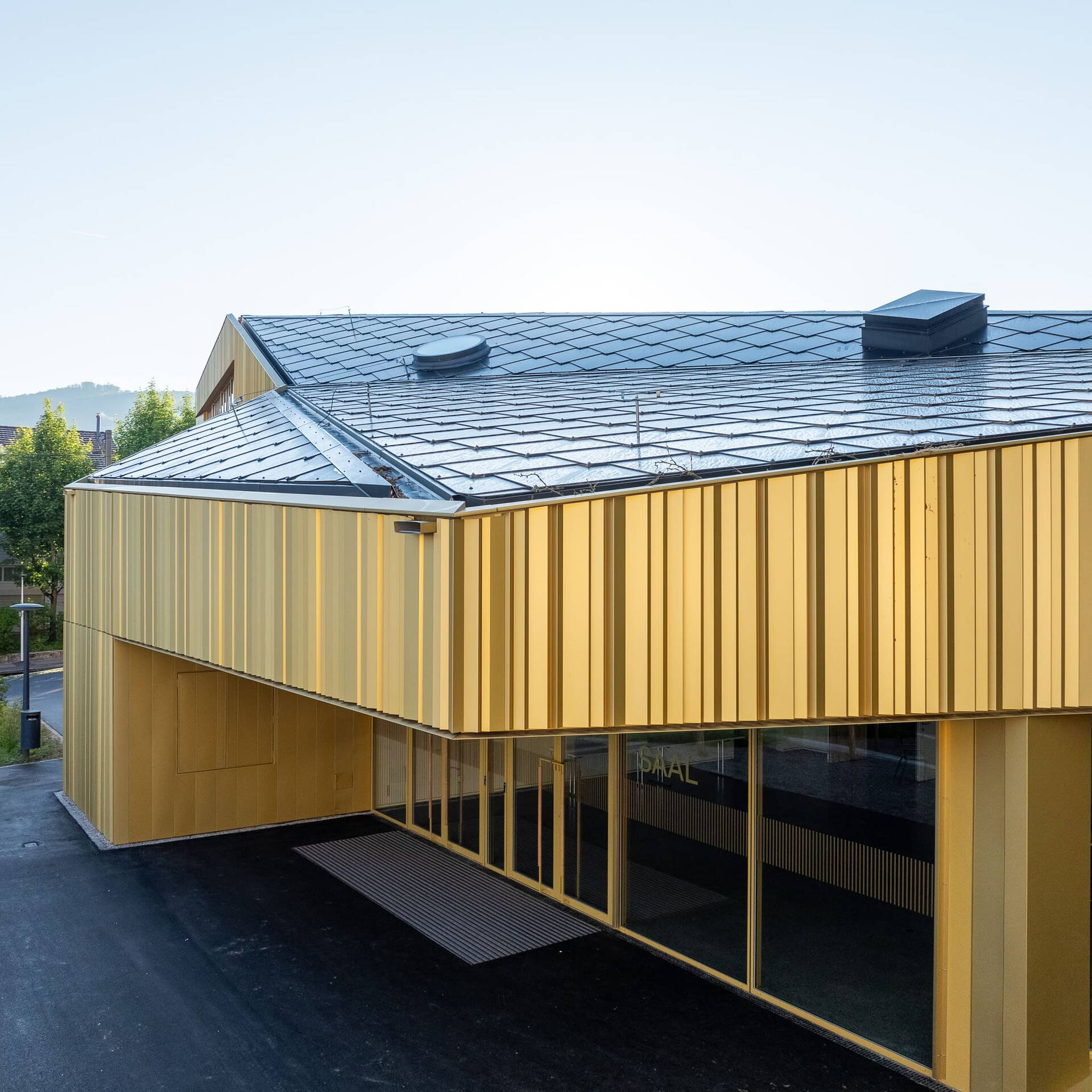 Das Solardach gibt dem beeindruckenden Gebäude noch das gewisse Etwas.