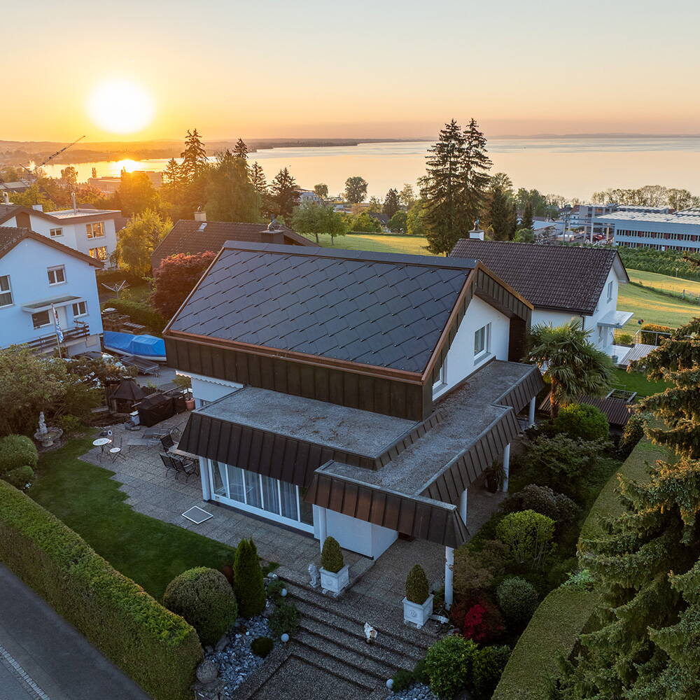 SunStyle Solardach am Bodensee Ein vollflächig verbautes Solardach kann je nach Ausrichtung von Morgen in der Früh bis Spätabends Strom produzieren.