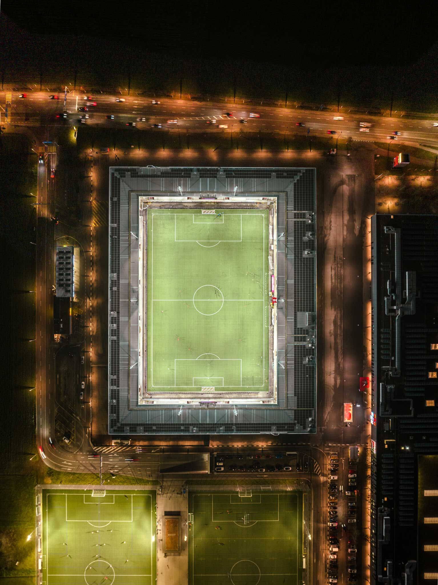 Nachtaufnahme Stockhorn Arena Nachtaufnahmen aus der Luft sind besonders einzigartig.