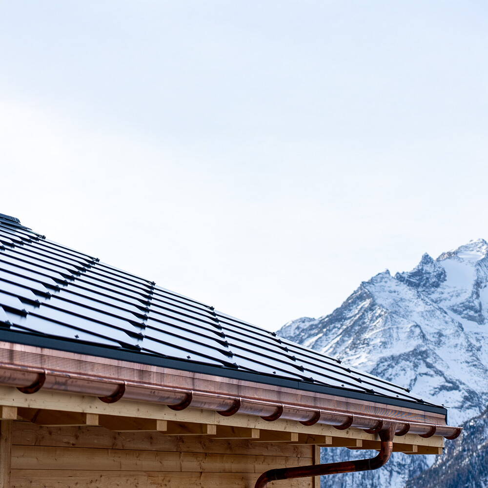 Ein grosser Vorteil einer Indach-Solaranlage ist dass der Schnee schnell abrutscht und dadurch wichtiger Winterstrom produziert wird.