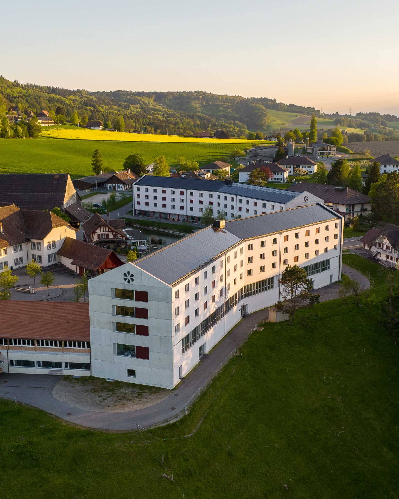 Architekturfotografie Altersheim Frienisberg Bei der Architekturfotografie ist nicht nur das Gebäude der Mittelpunkt. Es geht darum, die Geschichte, die schönen Seiten des Objektes zu erkennen. Im Zusammenspiel mit dem Hintergrund, der Umgebung und der Stimmung ist ein spannendes Resultat möglich.