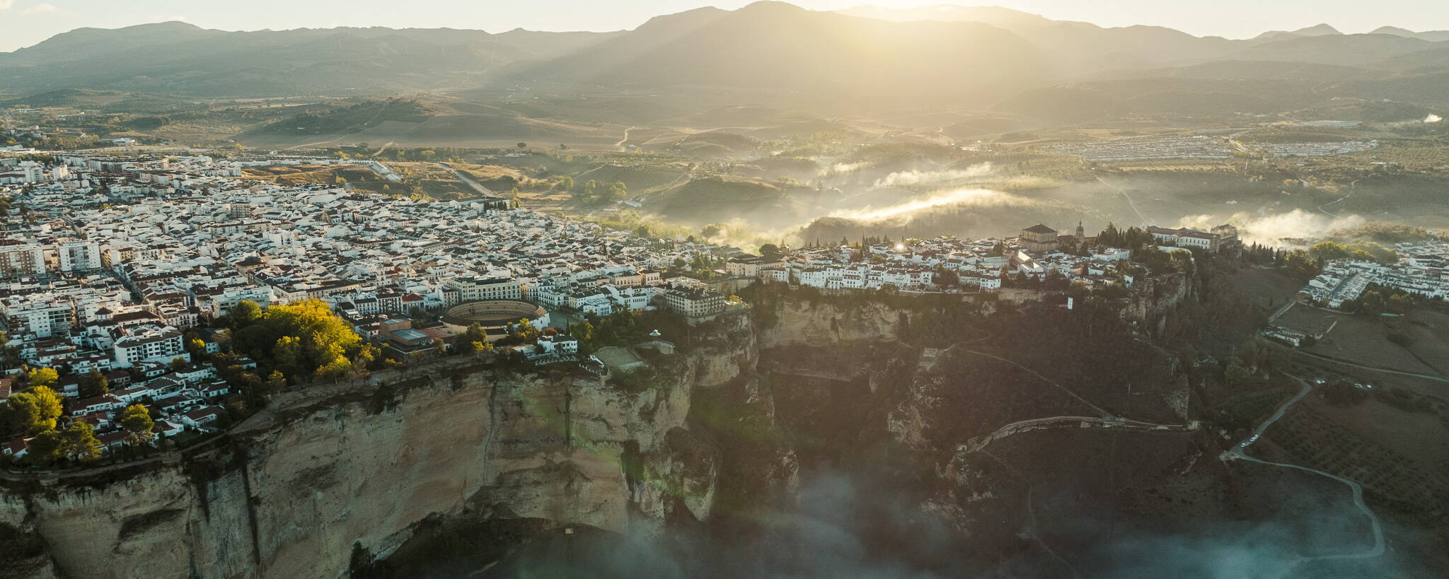 Sonnenaufgang in Ronda, Andalusien Unsere Gesellschaft ist das Resultat von Millionen Beziehungen, Individuen und Entscheidungen. Jede Entscheidung für die Nachhaltigkeit ist eine richtige Entscheidung.