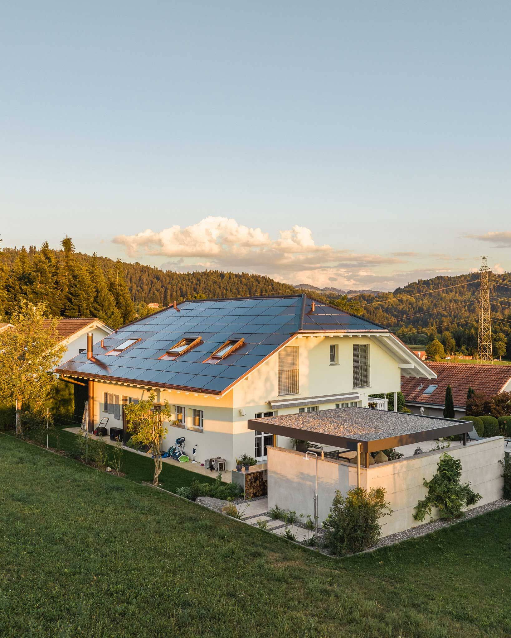Drohnenaufnahmen Solardach Drohnenfotos von einem Solardach sind beeindruckend.