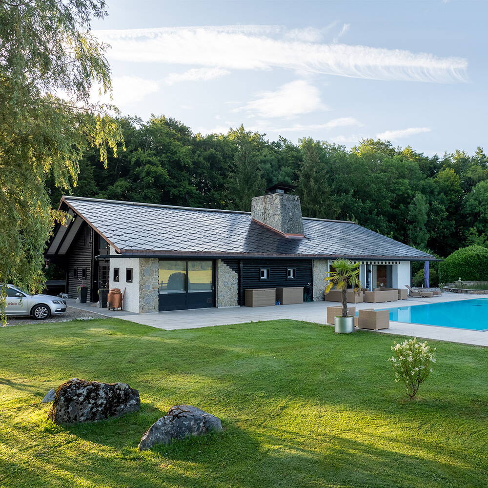 SunStyle Solardach Marly Ranch Einfamilienhaus mit vollflächigem Solardach.