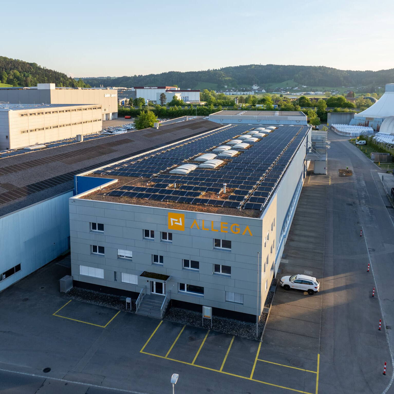 Das Flachdach des Industriegebäudes in Dagmersellen wurde mit einer Solaranlage ausgestattet.