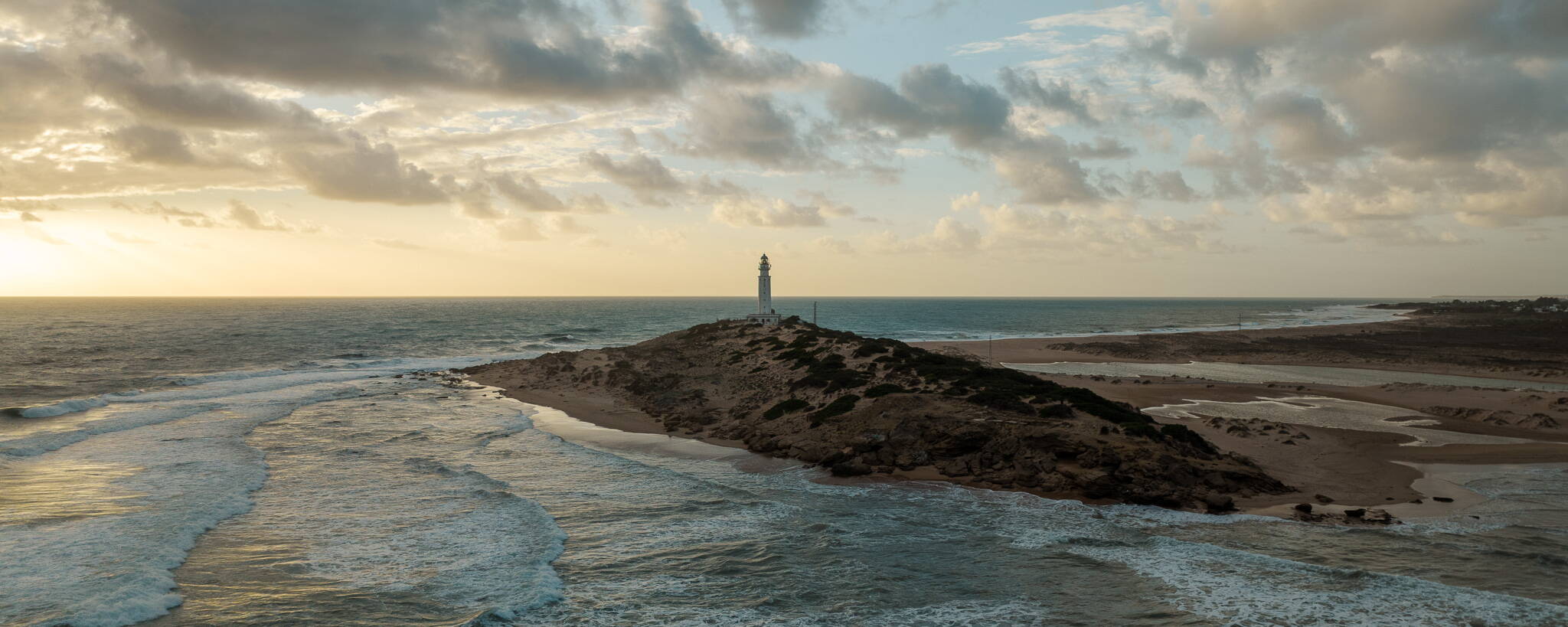 Leuchtturm, Andalusien Unsere Gesellschaft ist das Resultat von Millionen Beziehungen, Individuen und Entscheidungen. Jede Entscheidung für die Nachhaltigkeit ist eine richtige Entscheidung.