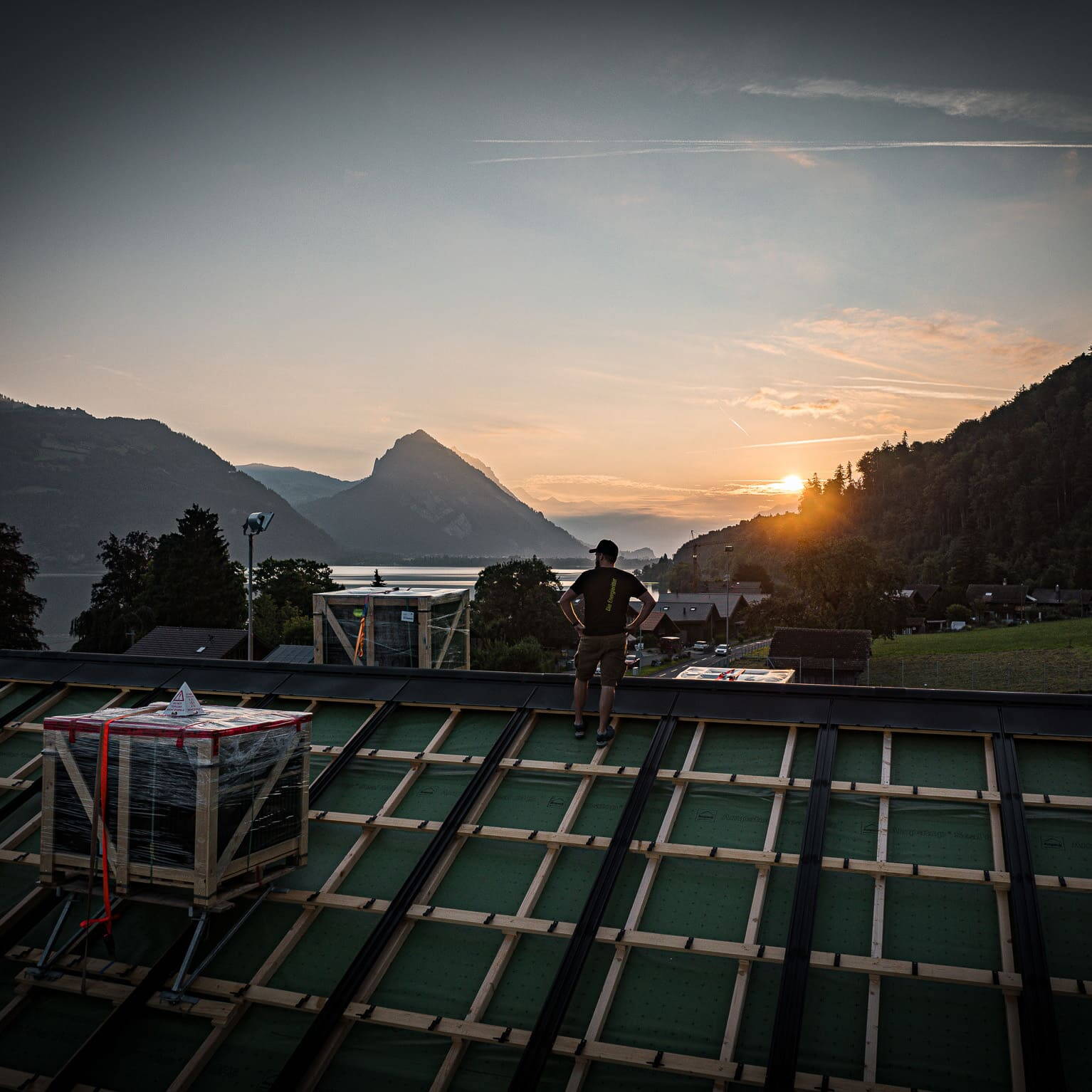 Morgens auf dem Dach, die perfekte Aussicht Die Bilder sollen Emotionen wecken. Sonnenaufgang, Solardach, der Thunersee.
