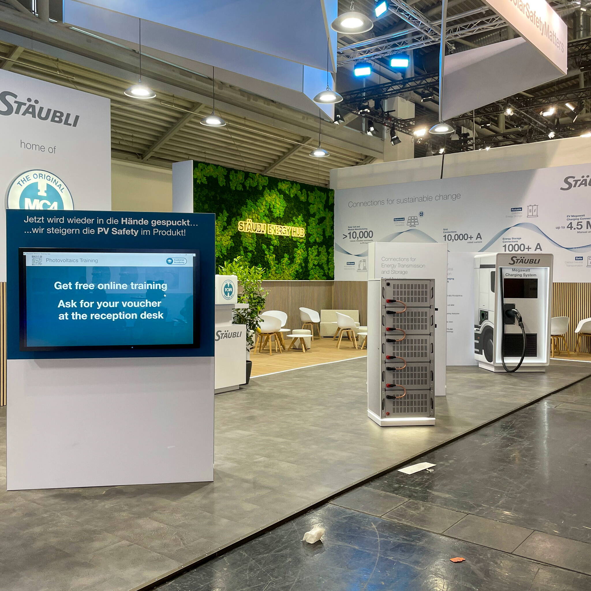 Messewand Intersolar Die Messewände waren im Stäubli-typischen Weiss, Grau und Pazific-Blue gehalten.