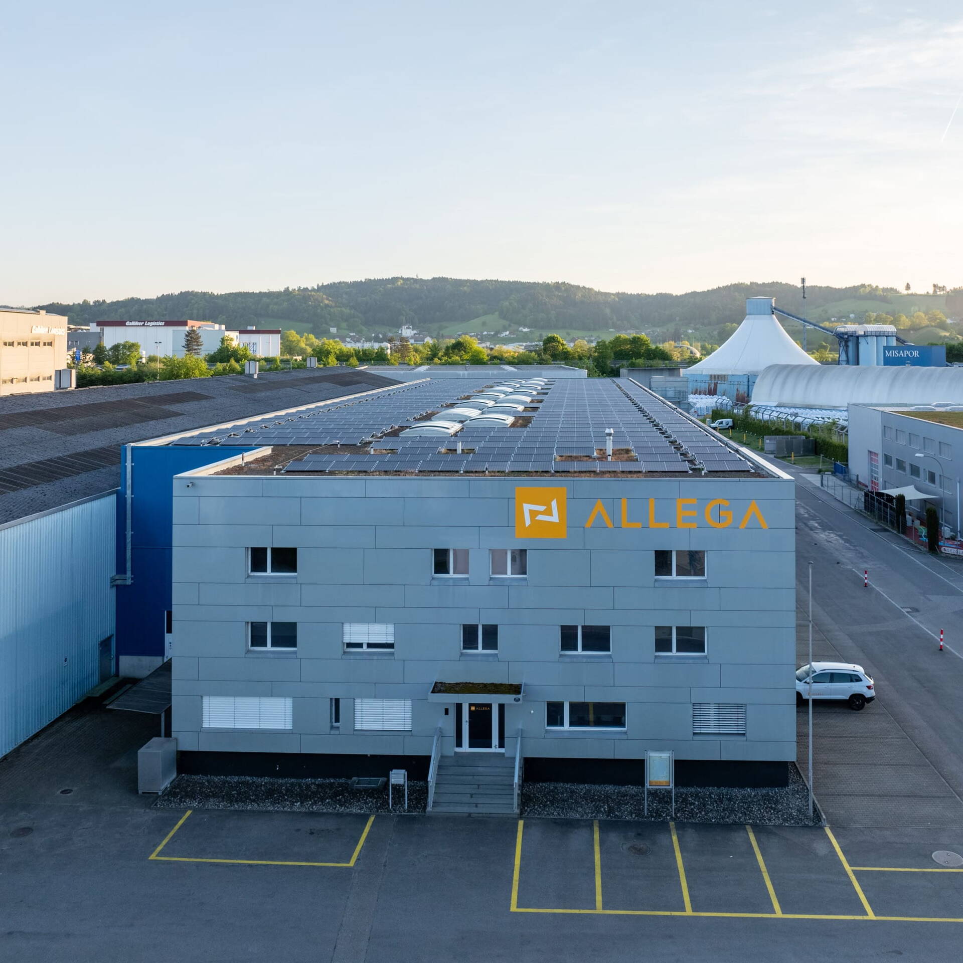 Das Gebäude der Allega GmbH wurde mit der Solaranlage nachhaltig aufgewertet.