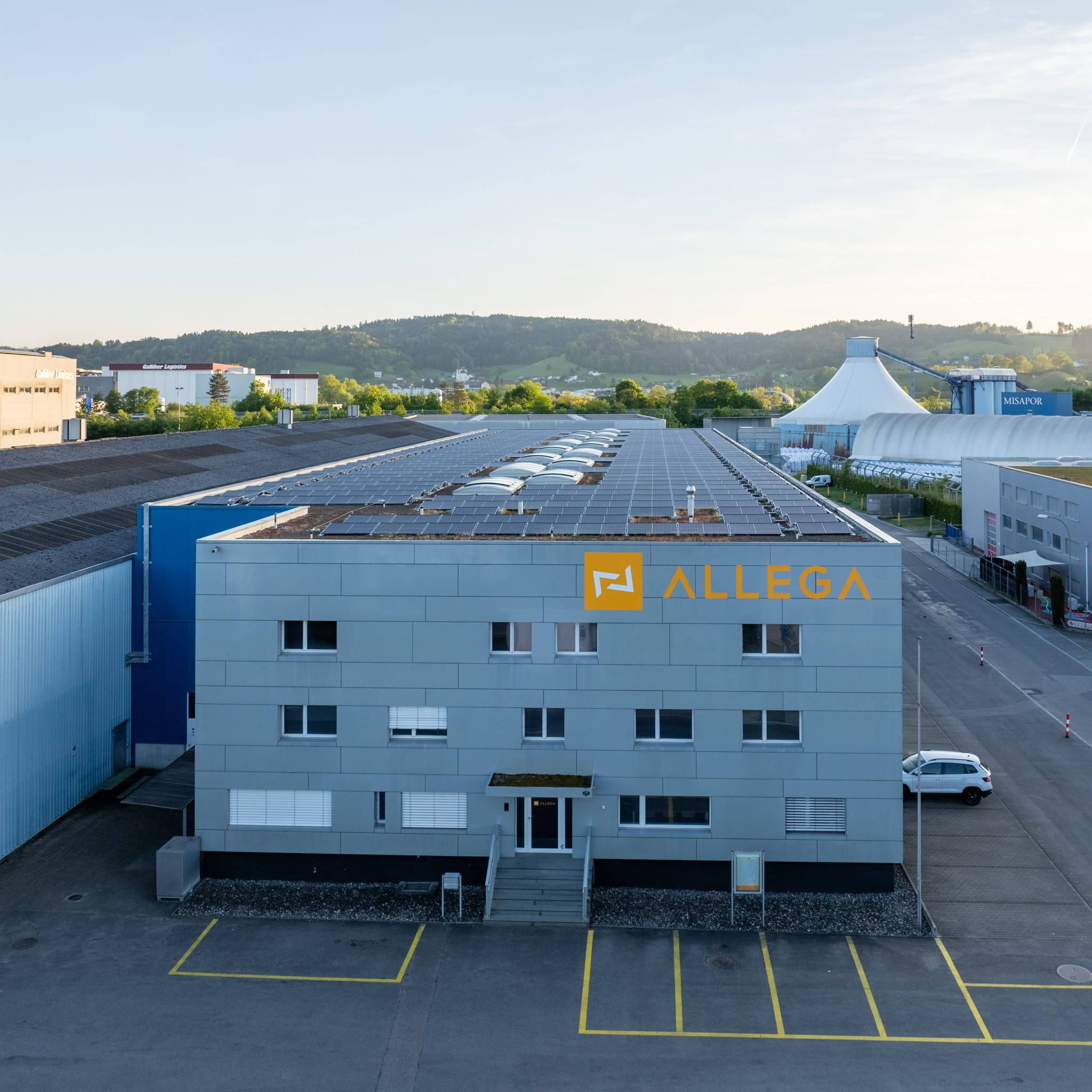 Solardach Baur Breitenrain Bern 03 Das Gebäude der Allega GmbH wurde mit der Solaranlage nachhaltig aufgewertet.