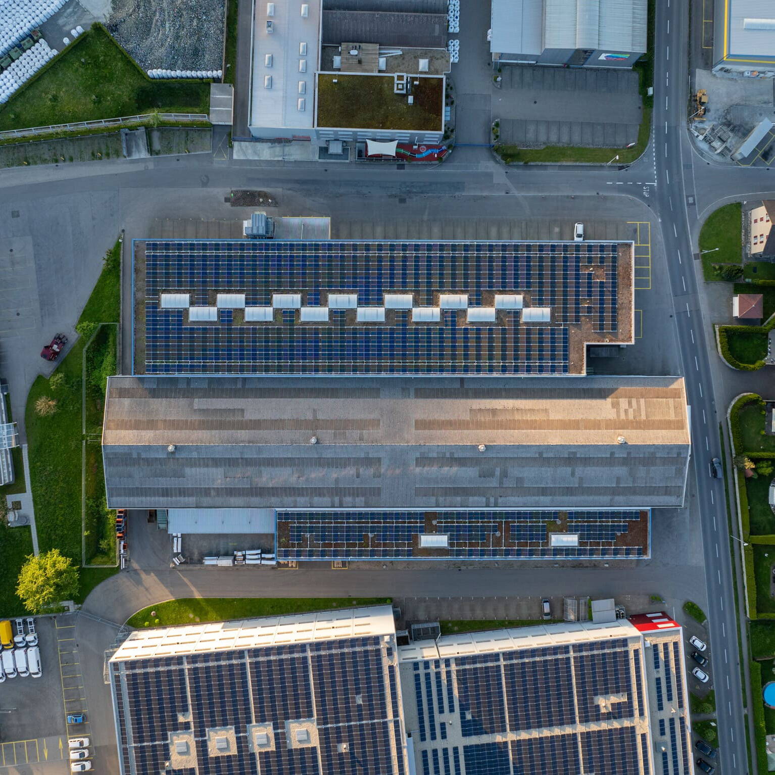 Solardach Baur Breitenrain Bern 03 Mit Hilfe der Drohnenfotografie kommt die Flachdachanlage hervorragend zur Geltung.