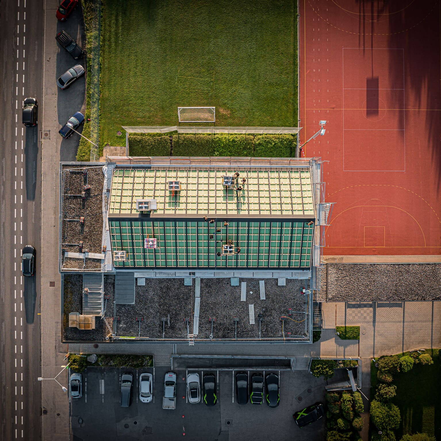 Baufortschritt: Die Unterkonstruktion ist bereit. Am Morgen Früh ist die Baustelle bereit.