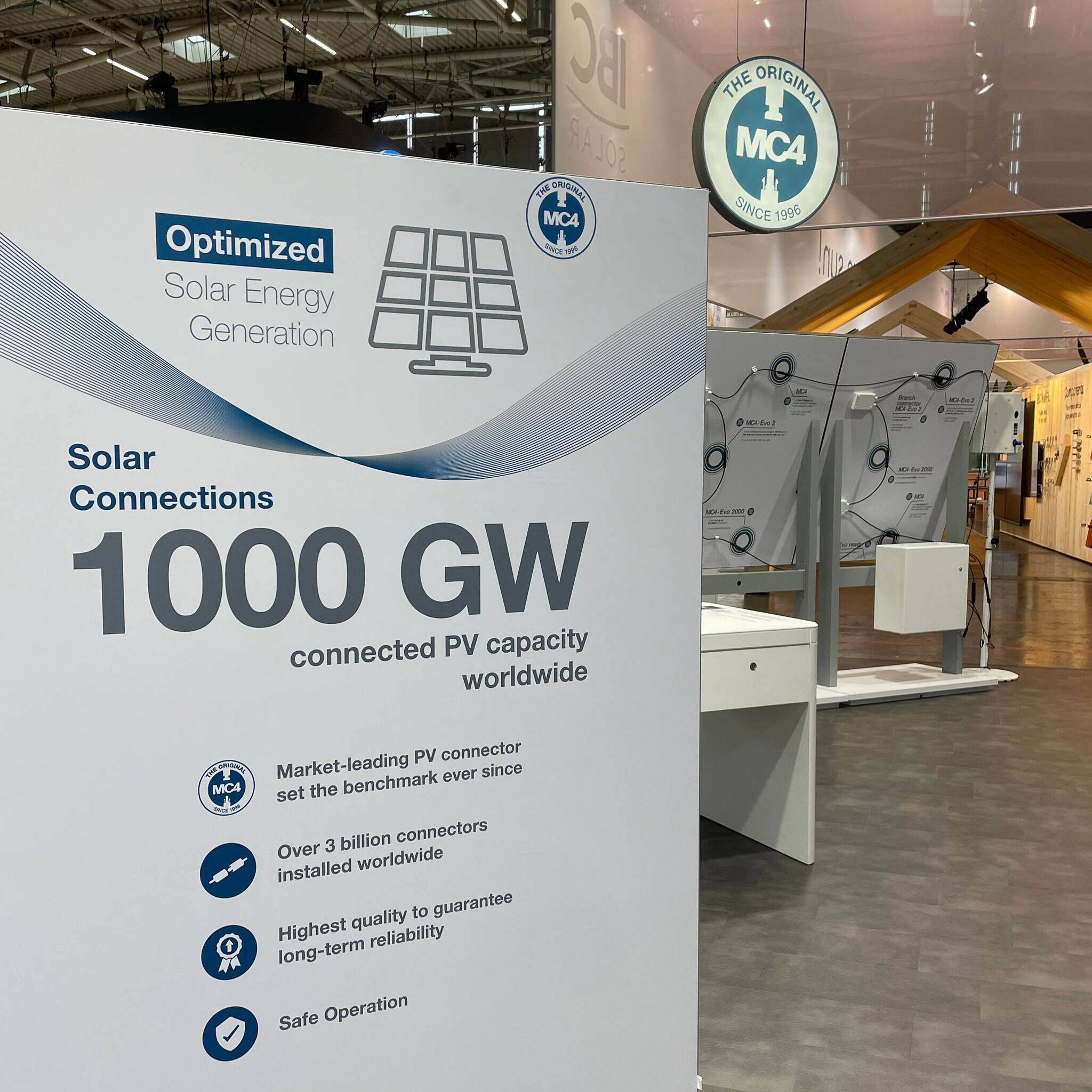 Messwand Intersolar Die einzelnen Wänden zeigen wichtige Daten und Fakten in Zusammenhang mit der MC4-Stecker-Familie.
