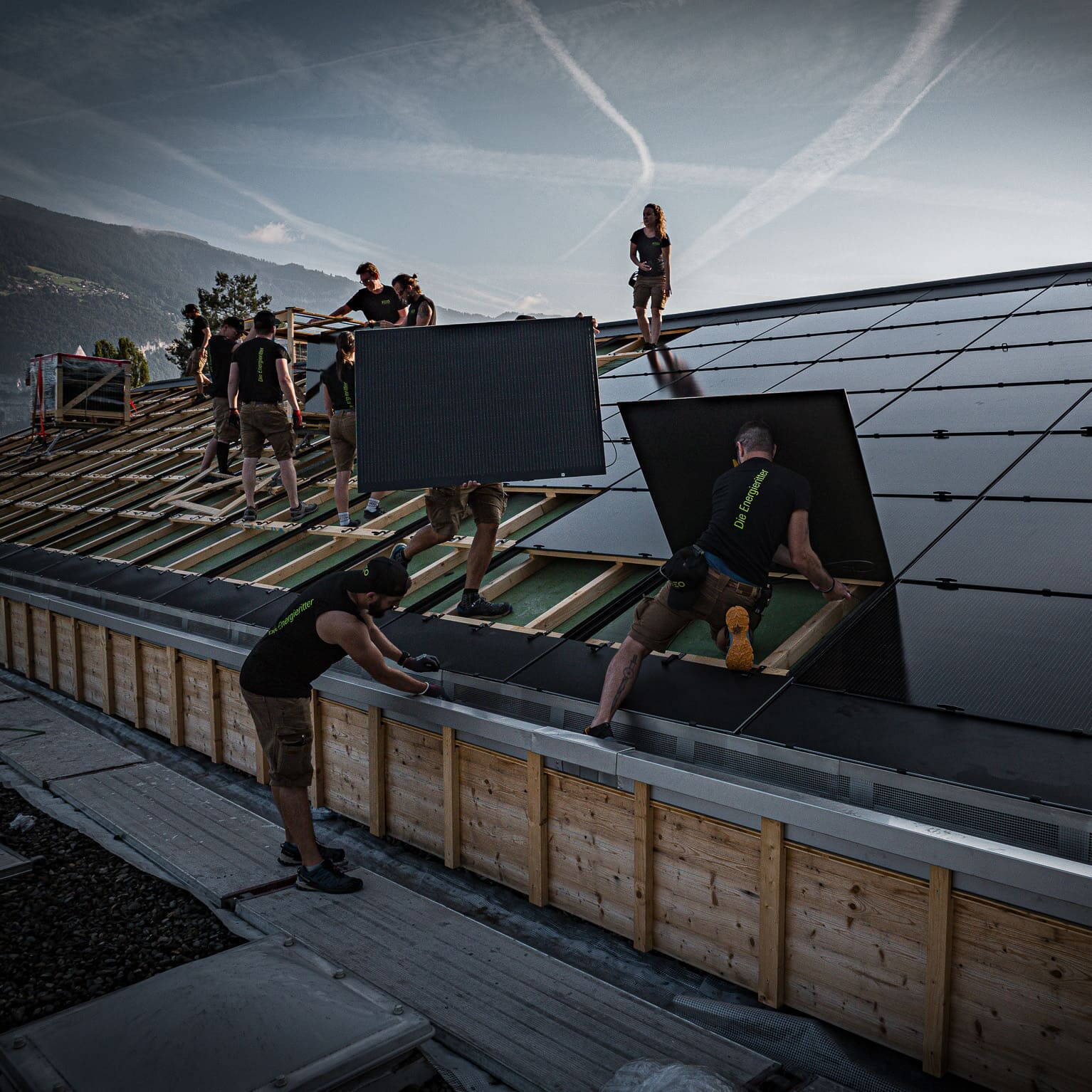 Für das Shooting war das gesamte Team anwesend. Dadurch wurde das Dach in Rekordzeit fertiggestellt.